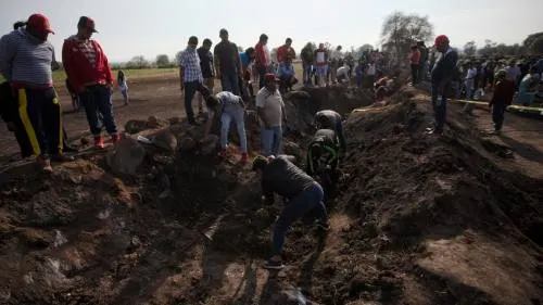 Suman 89 muertos por explosión en ducto de Pemex