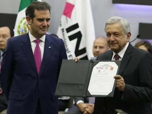 AMLO se registra ante el INE como candidato presidencial