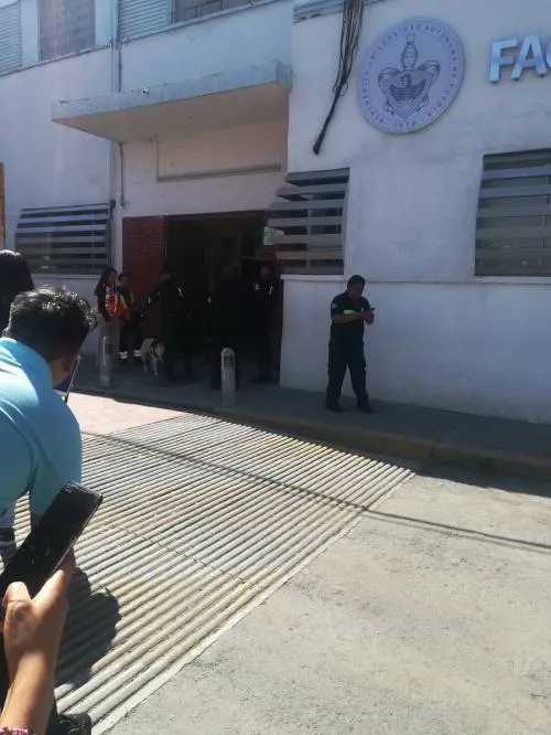 Evacúan Facultad de Lenguas de la BUAP tras falsa amenza de bomba