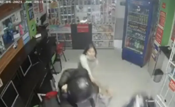 Niña de 14 años enfrenta a machetazos a ladrones que atracaron negocio de su mamá