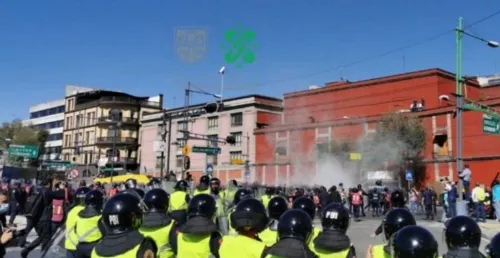 Policías encapsulan a manifestantes durante marcha por el 2 de octubre; se registran enfrentamientos