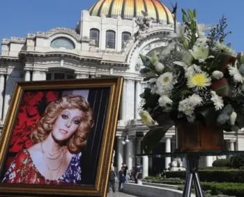 Con las golondrinas de fondo, despiden a Silvia Pinal desde el Palacio de Bellas Artes