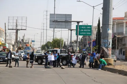 Vecinos de San Sebastián de Aparicio cierran el paso en la Avenida Alfredo Toxqui