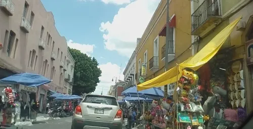 Ambulantes “se agandallan” la 8 poniente para vender útiles y globos de graduaciones