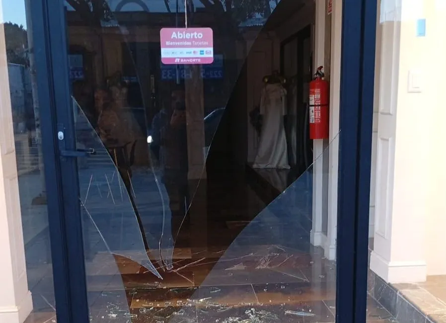 Cristalazo en negocio de novias moviliza a la Policía Municipal en la avenida Juárez