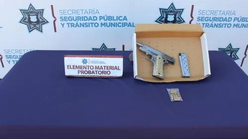 Fuerzas municipales de Puebla detienen a dos hombres por portación ilegal de arma de fuego