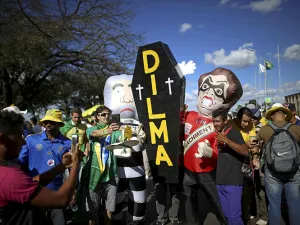 Mayoría de senadores apoya juicio político a Dilma Rousseff