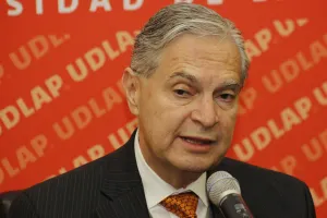 Celebra UDLAP medidas de control del peso frente al dólar
