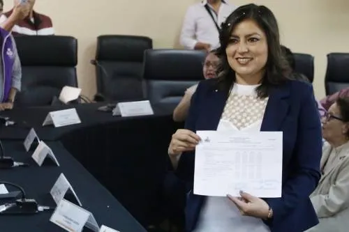Se registra Claudia Rivera a la alcaldía municipal por Morena; descarta adquirir seguridad personal