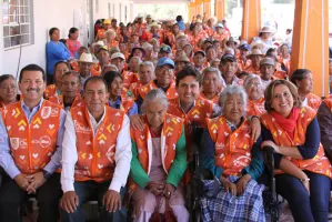 Abuelitos de San Pedro Cholula reciben apoyos