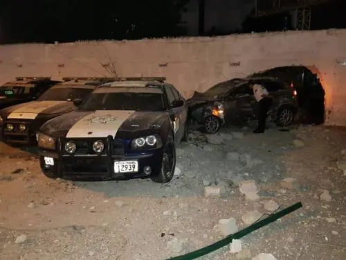 Conductor ebrio pierde el control de su unidad y se impacta contra barda de la Policía Federal