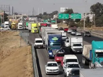 Transportistas bloquean la México-Puebla por inseguridad; ya se restablece la circulación