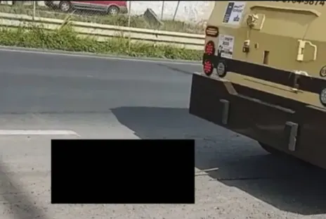 Camioneta de valores arrastra a un perrito que traía amarrado