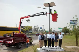 Ponen en marcha iluminación con energía solar en el Periférico