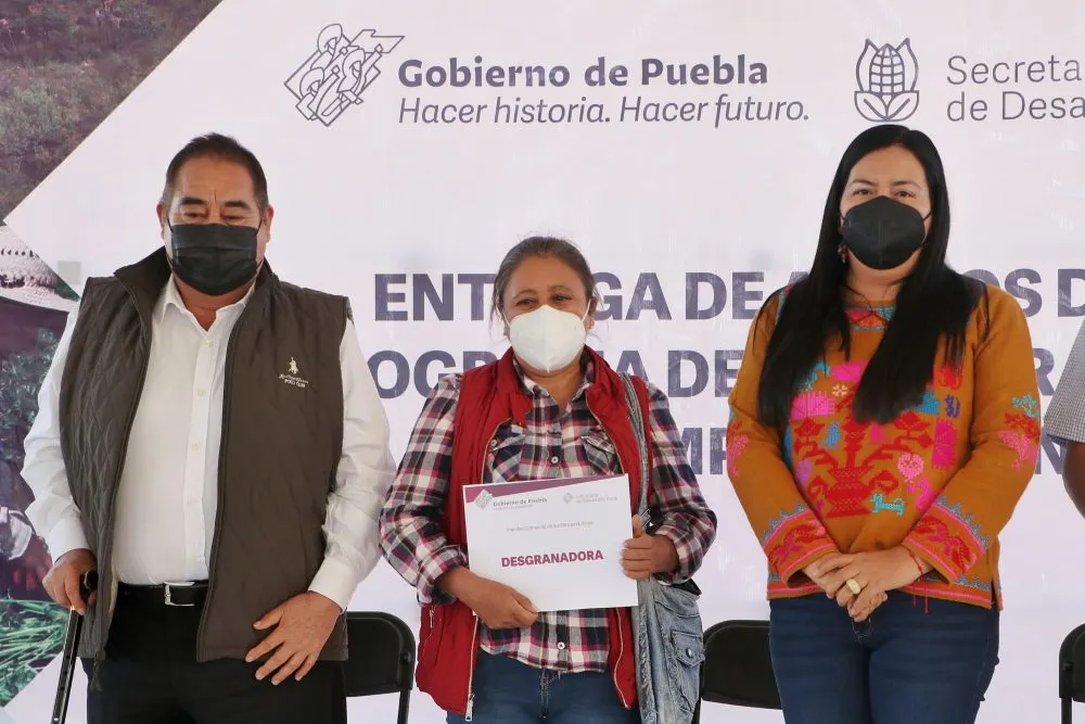 Entrega SDR apoyos para recuperación del campo poblano en 4 regiones