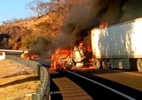 Bloqueos Vehiculos Incendiados Michoacan