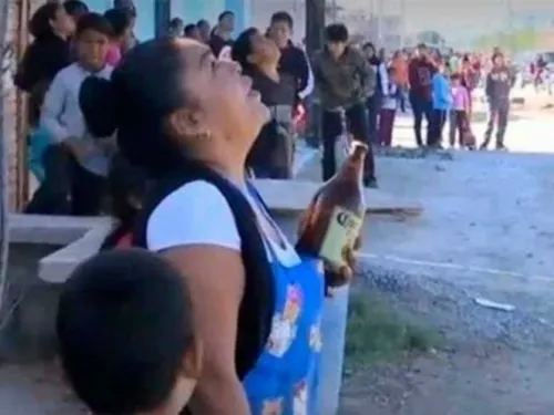 ‘Bájate, mira lo que te traje’, mujer intenta evitar suicidio con cerveza
