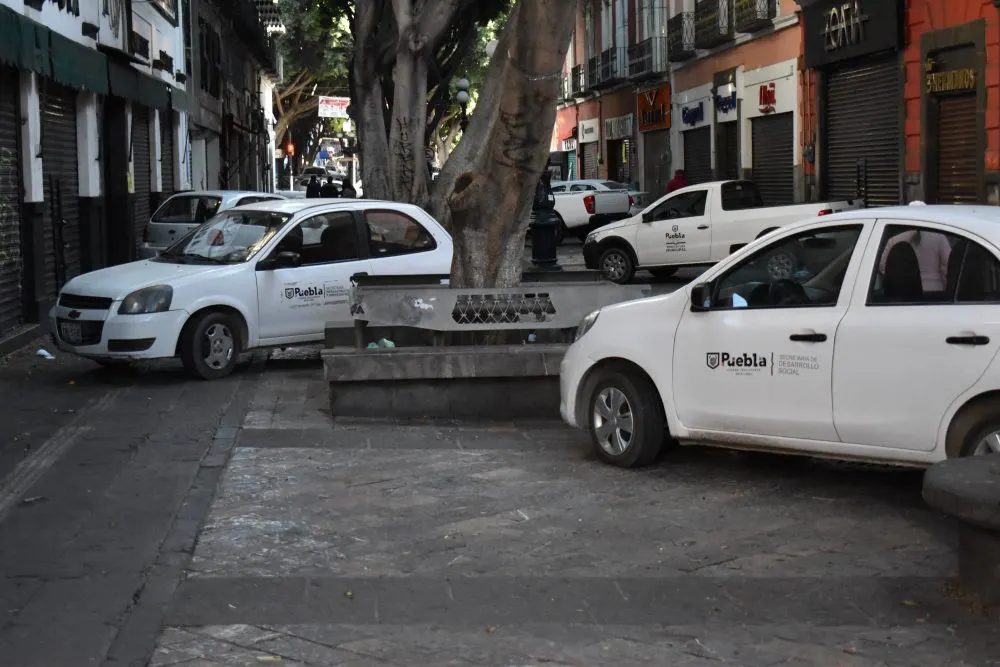 Ayuntamiento coloca automóviles para impedir instalación de ambulantes en la 5 de Mayo