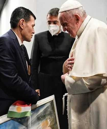 El padre de Aylan Kurdi le regaló al pontífice un cuadro con la trágica foto del niño ahogado en las costas del mar Egeo. (Reuters)