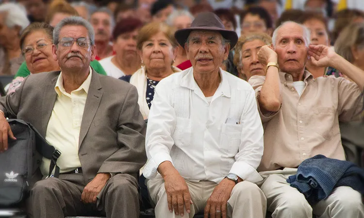 Anuncia AMLO aumento de la pensión universal de adultos mayores