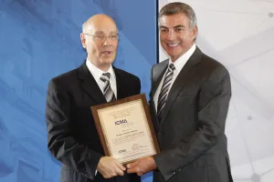 Recibe Tony Gali Premio Quinto Grado al Fortalecimiento Institucional