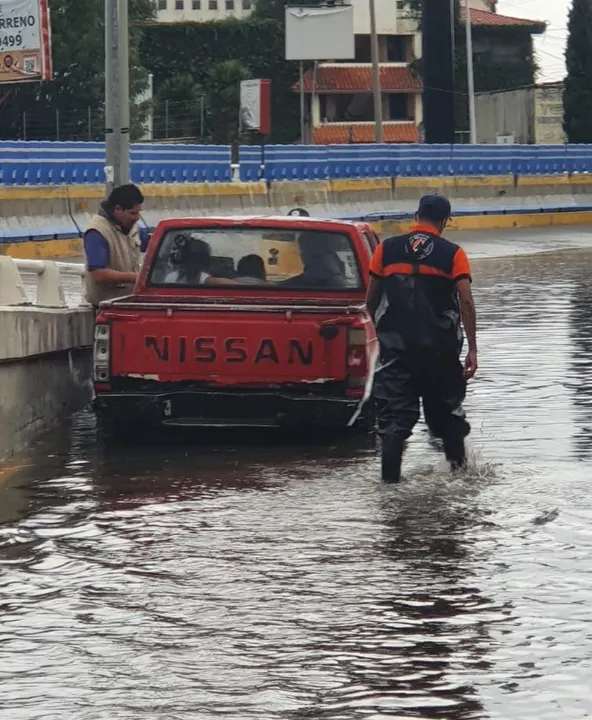 Lluvia en Puebla deja inundaciones y automóviles varados