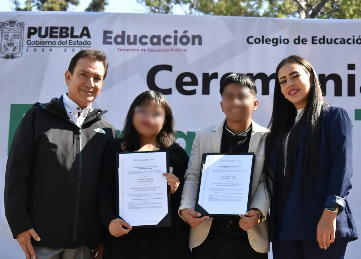 Conalep entrega 200 títulos a egresados del Plantel Puebla I