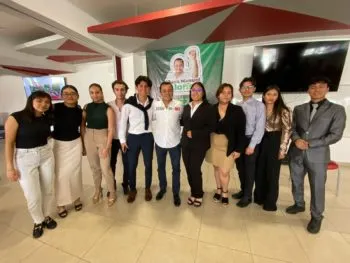 Juan Manuel Alonso presenta propuestas de campaña a estudiantes de preparatoria