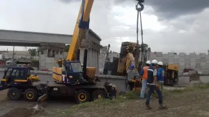 Reportan volcadura de grúa en obras del Periférico