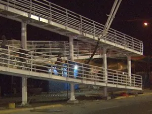 Joven intenta suicidarse desde puente peatonal