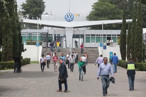Tras detección de persona con coronavirus, mantiene labores Volkswagen de México