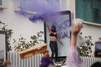 Marcha del 8M deja destrozos en FGE y Congreso