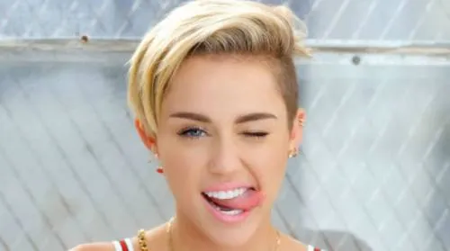 Miley Cyrus publica fotos en topless en Instagram