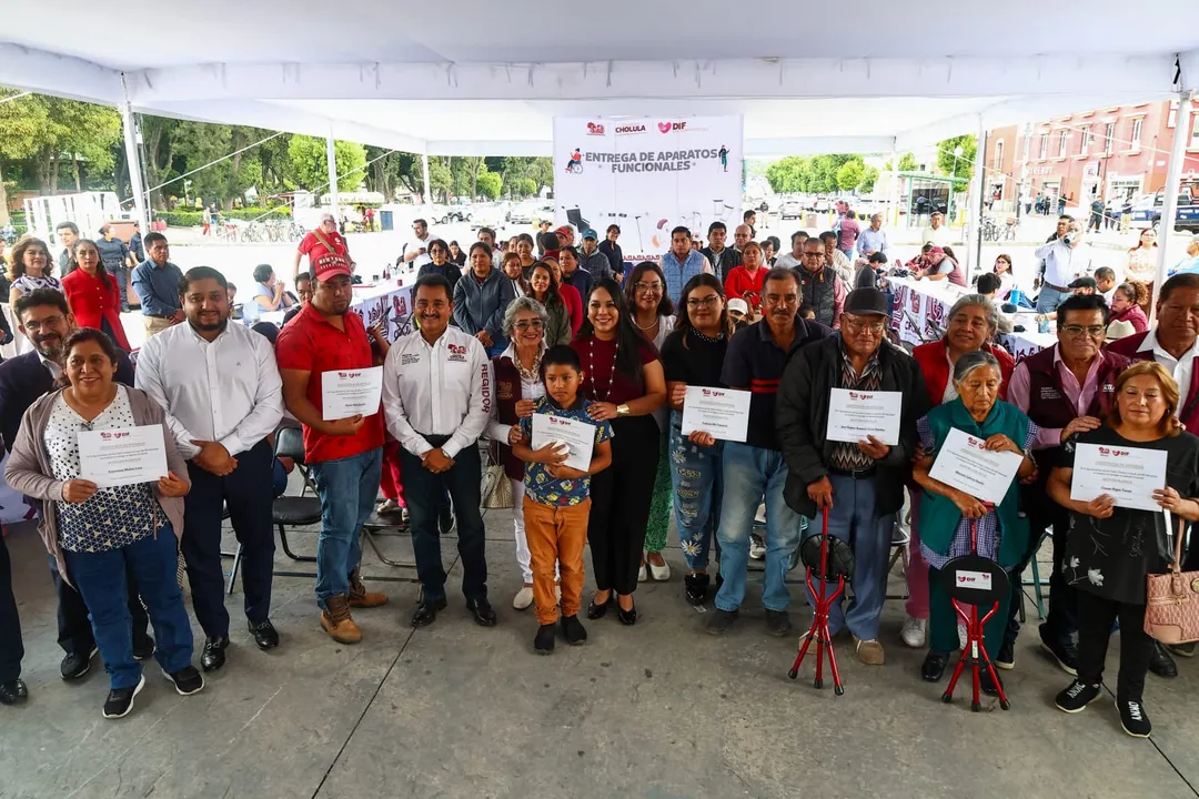 Tonantzin Fernández escucha peticiones ciudadanas y entrega apoyos durante Miércoles del Pueblo en San Pedro Cholula
