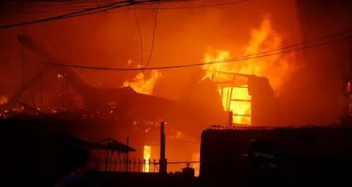Se incendió un inmueble donde almacenaba combustible robado en Tochimilco