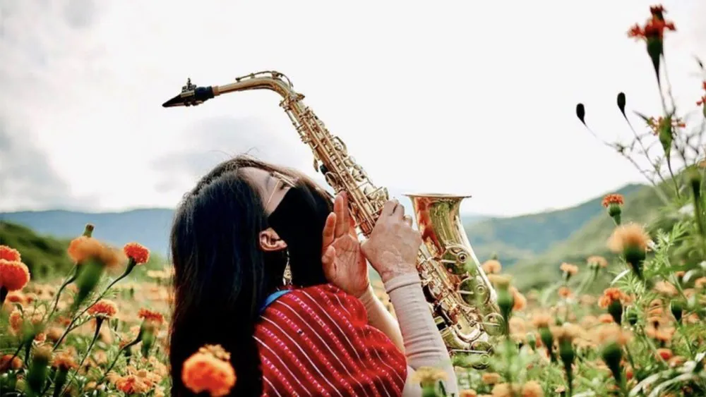Saxofonista que fue atacada con ácido pide no votar a favor de agresores de mujeres
