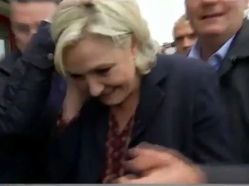 Lanzan huevos a Le Pen en su llegada a una fábrica