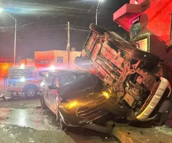 Colisión de camionetas en la colonia Zaragoza dejó un fallecido y dos heridos