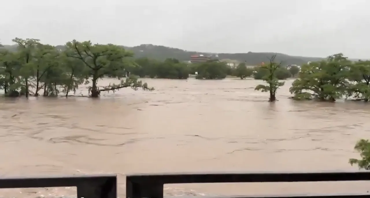 Inundaciones en Texas dejan 13 muertos y 20 niñas desaparecidas en campamento