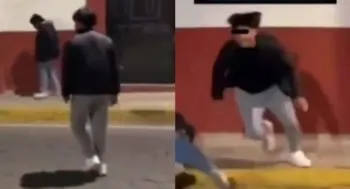 Jóvenes agreden a un indigente mientras camina por calles del centro de Atlixco