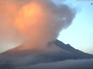 Volcanes de Colima y Popo comienzan el año al rojo vivo