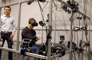 Mark Zuckerberg muestra en Facebook unos guantes de realidad virtual para Oculus
