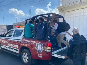 Rescatan a más de 270 migrantes que fueron abandonados en Chalchicomula de Sesma