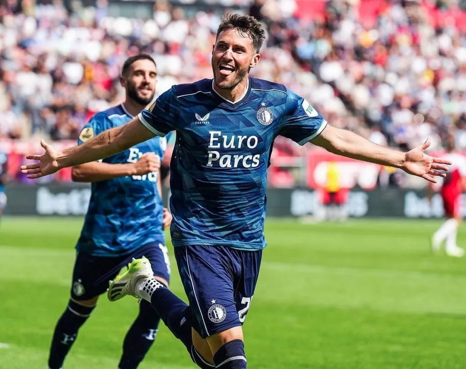 Santi Giménez imparable