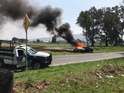 Tras accidente vial, pobladores de San Lucas El Grande incendian auto y patrulla