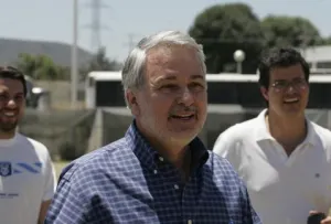 Por alta traición expulsan del PAN a gobernador de Jalisco