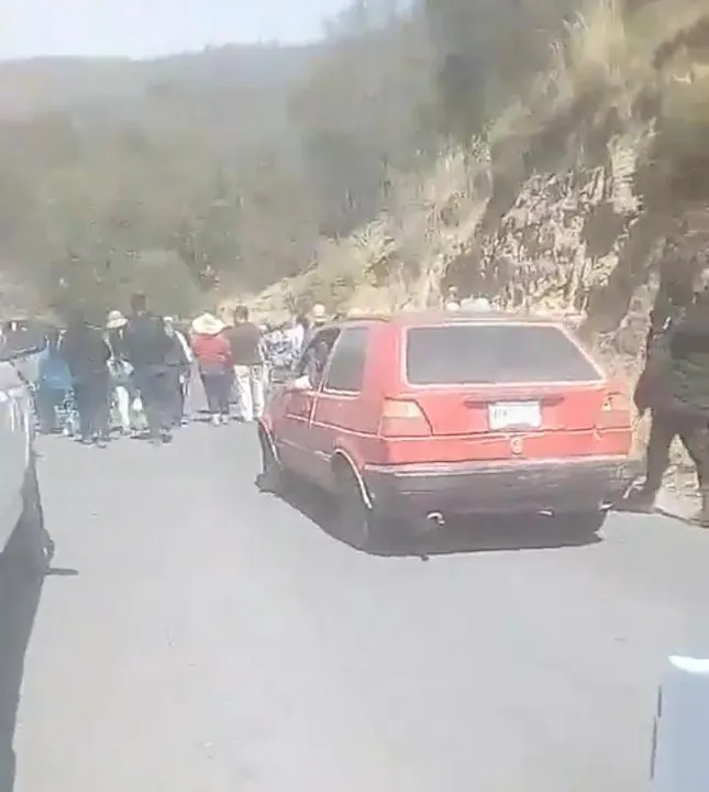 Retienen a alcalde de Tlahuapan, exigen servicio de agua