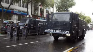 Tanquetas y federales limpian zócalo; se dan enfrentamientos con la CNTE
