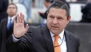 Roberto Rivero camina rumbo a desplazar a Escobedo