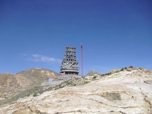 Construcción de una Virgen quiere destronar al Cristo Redentor
